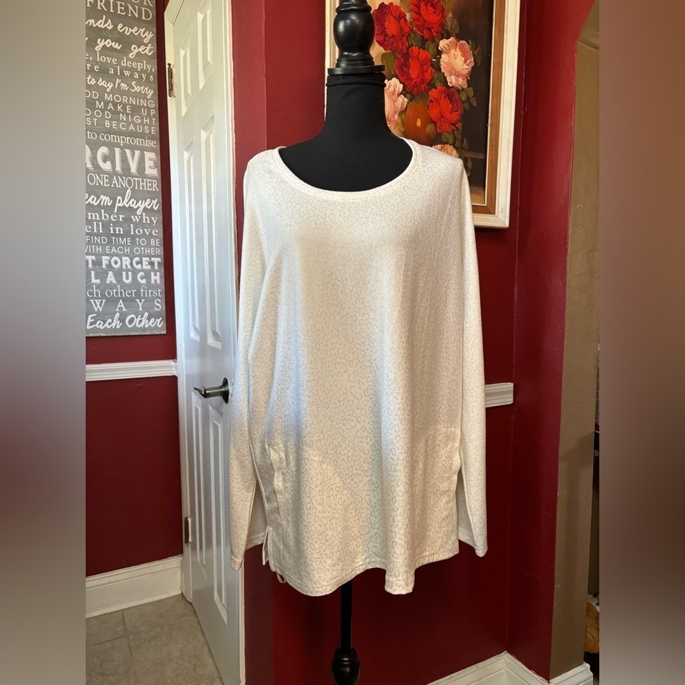 NWT Weekend by Chico’s Womens Soft Shimmer Cheetah Print Size 3/XL Slant Pockets